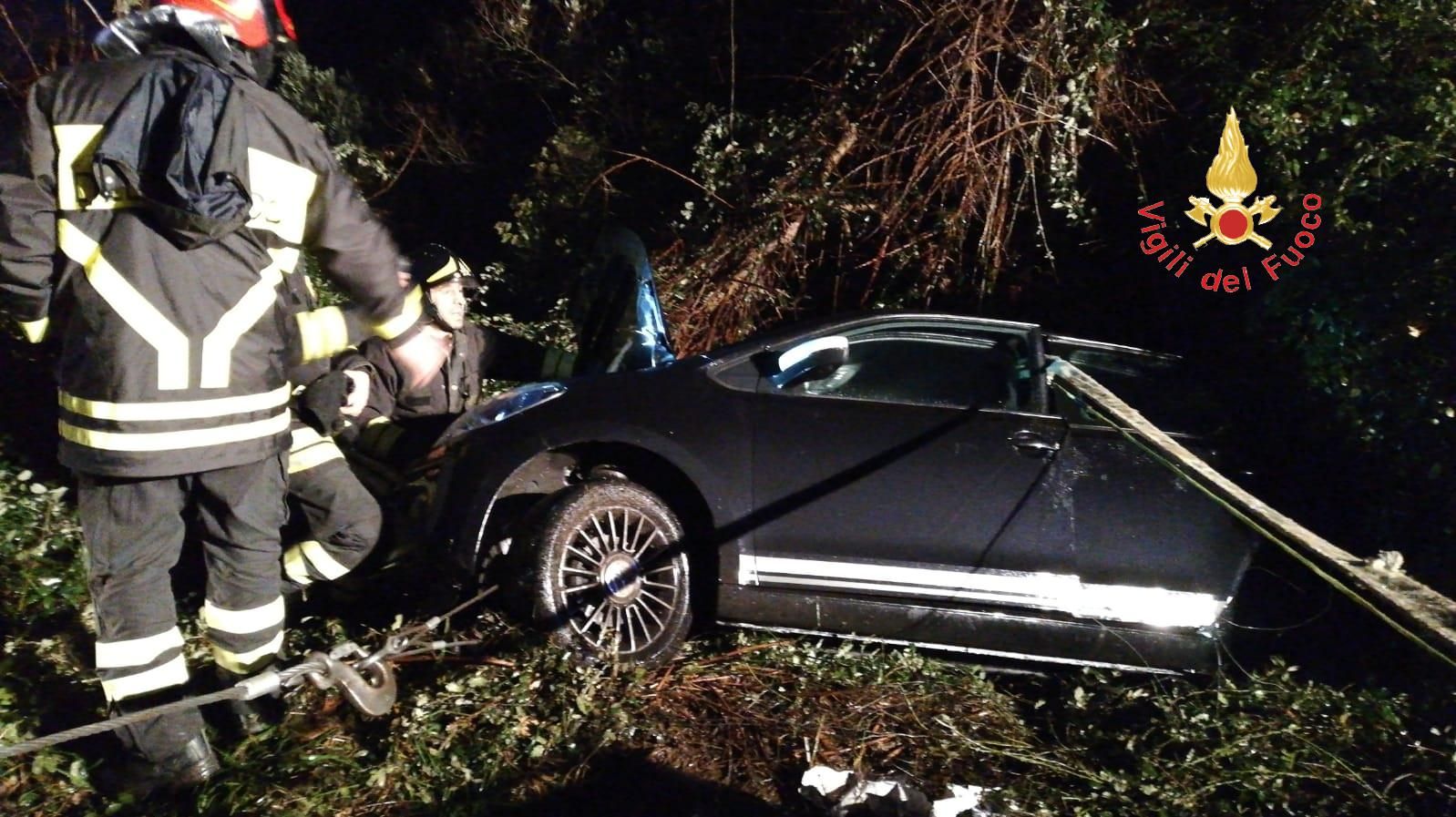 Auto fuoristrada a Lamezia, feriti la mamma e i suoi figli