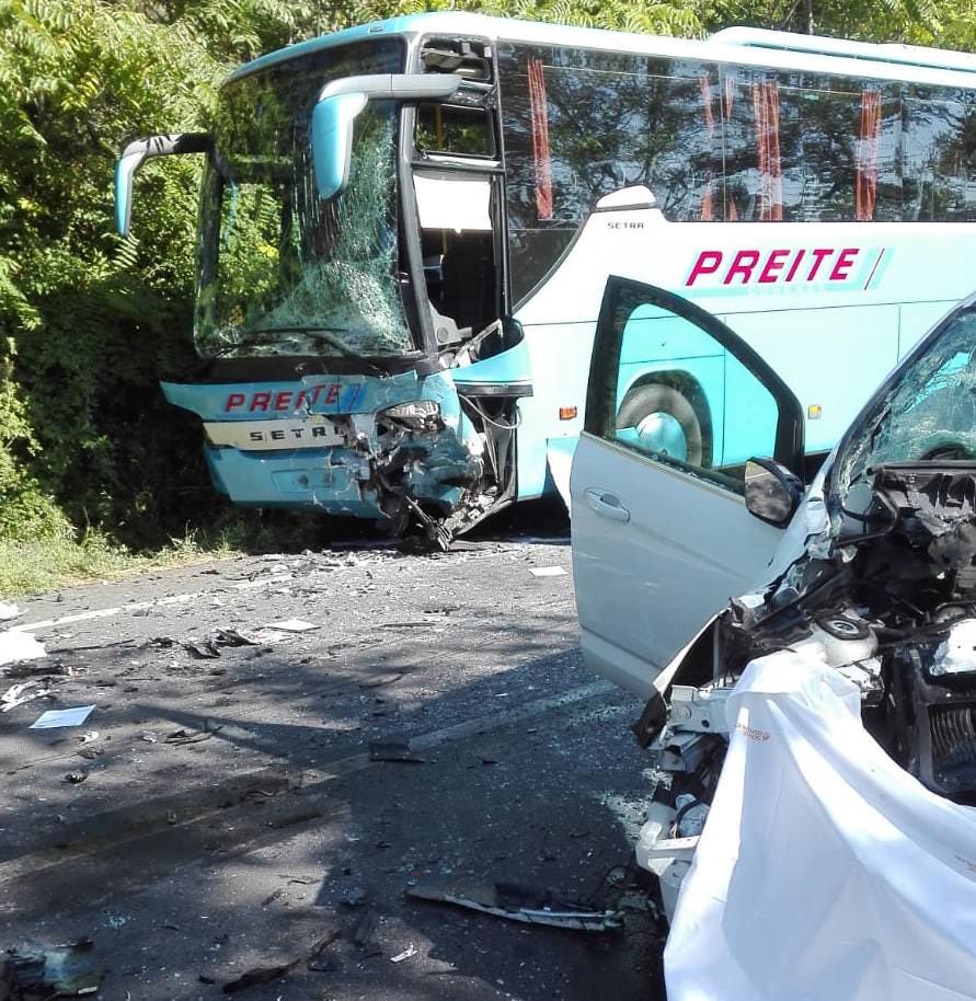 Tragico impatto tra auto e pullman, un morto nel Cosentino