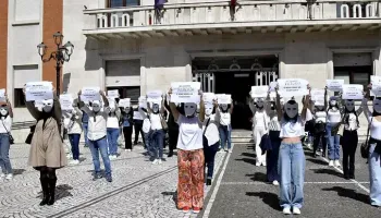 Crotone, flash mob dei lavoratori Konecta con maschera bianca: «Non siamo fantasmi»