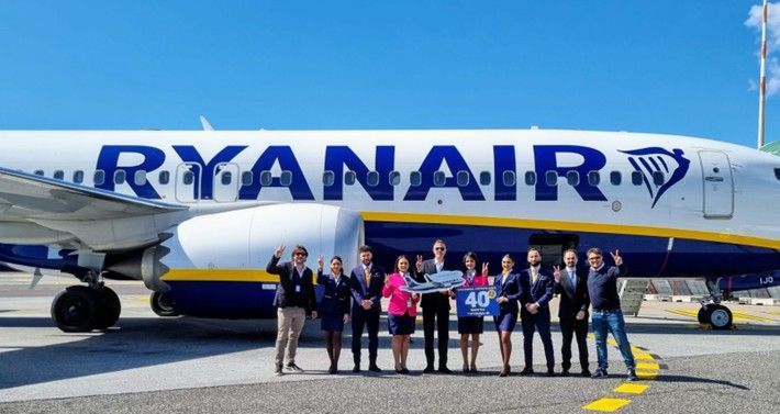 All’aeroporto di Lamezia il secondo aeromobile basato di Ryanair. «Altri 100 milioni di investimenti» – VIDEO