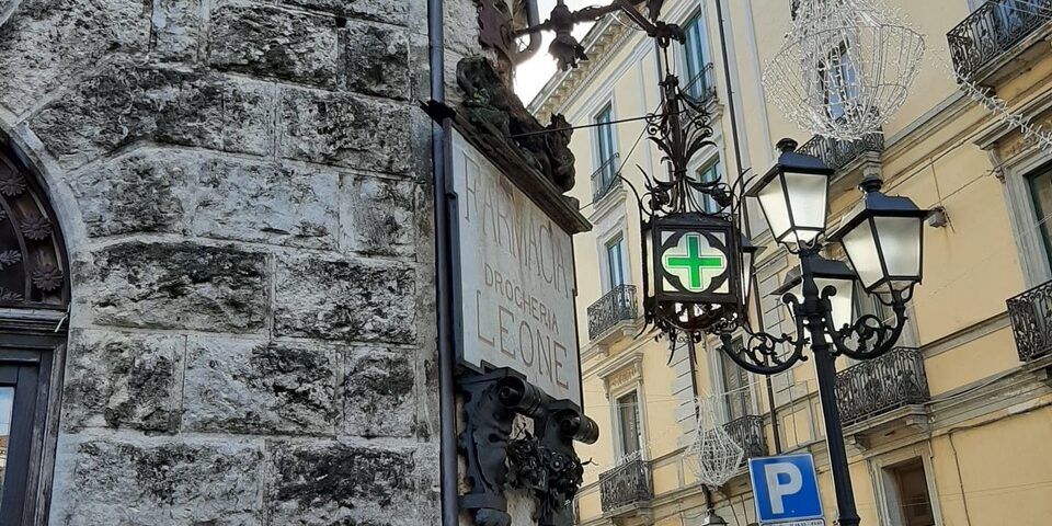 Catanzaro, sarà restaurata la storica insegna della farmacia Leone