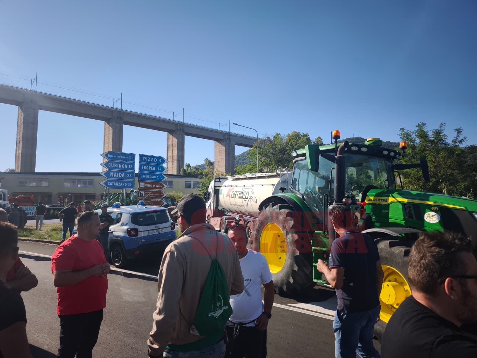 Protesta degli agricoltori, la Calabria si ritrova a Pizzo: i manifestanti tentano l’ingresso in A2 – FOTO