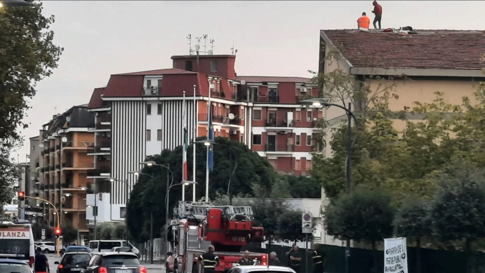 Corigliano Rossano, in due sul tetto della “Levi – Roncalli” per difendere il posto di lavoro