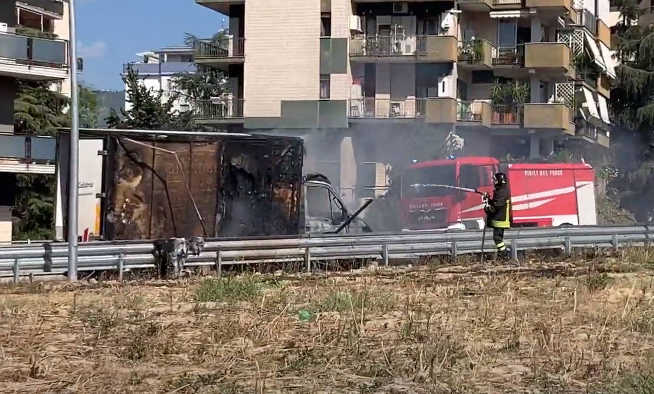 Furgone in fiamme sulla SS 107 a Rende, nessun ferito