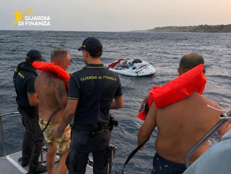 Barca si ribalta nel Crotonese, 7 persone salvate dalla Guardia di Finanza