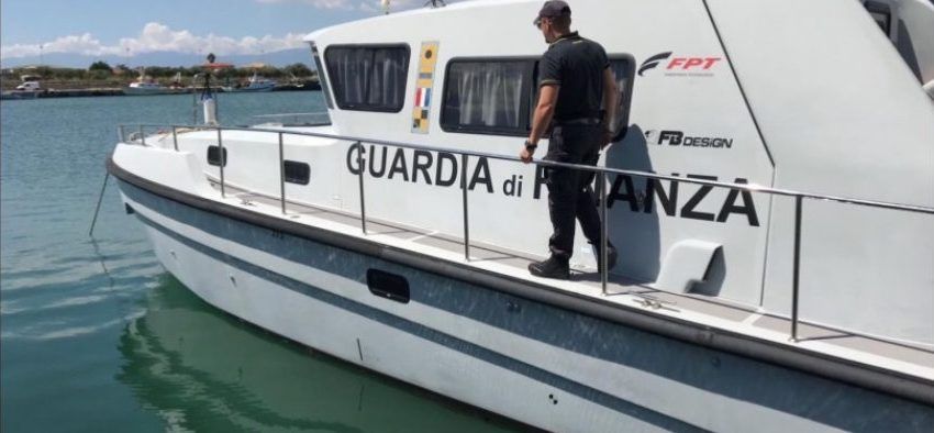 Motore in panne e barca alla deriva verso gli scogli: paura a Le Castella, salvato diportista