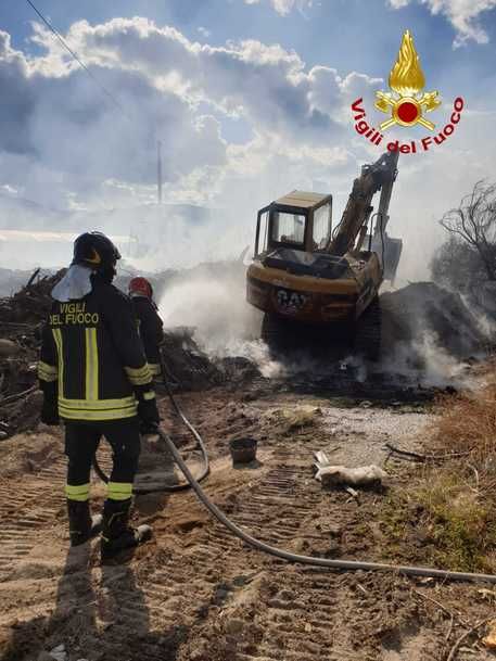 Data alle fiamme una discarica abusiva nel Catanzarese