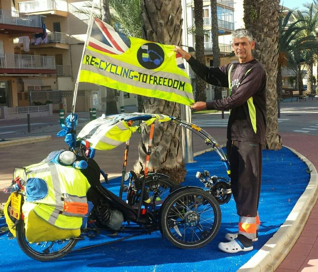 Tappa a Crotone per il pompiere giramondo che vuole salvare l'ambiente