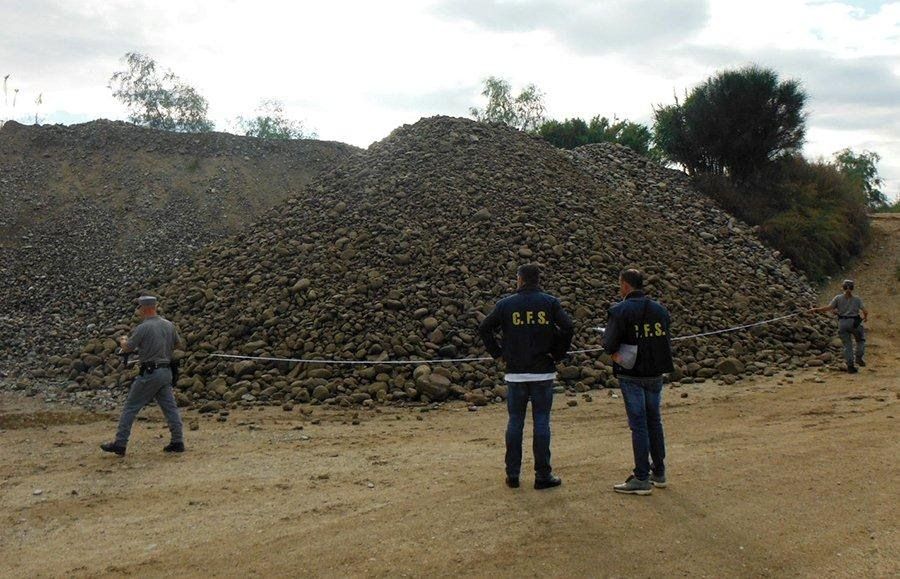Asporta sabbia e ghiaia da fiume, denunciato imprenditore