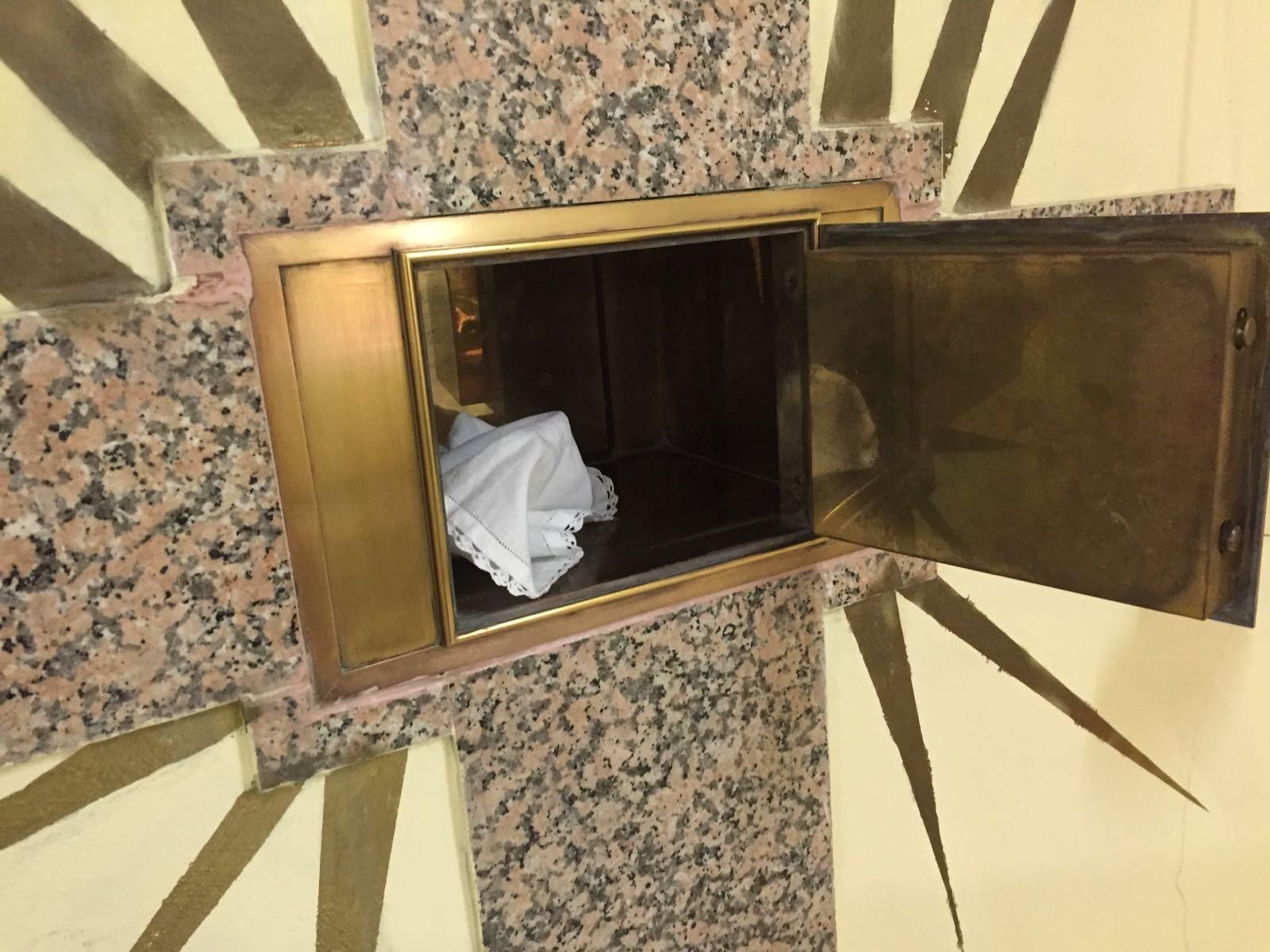 Furto sacrilego a Isola, restituiti gli oggetti rubati