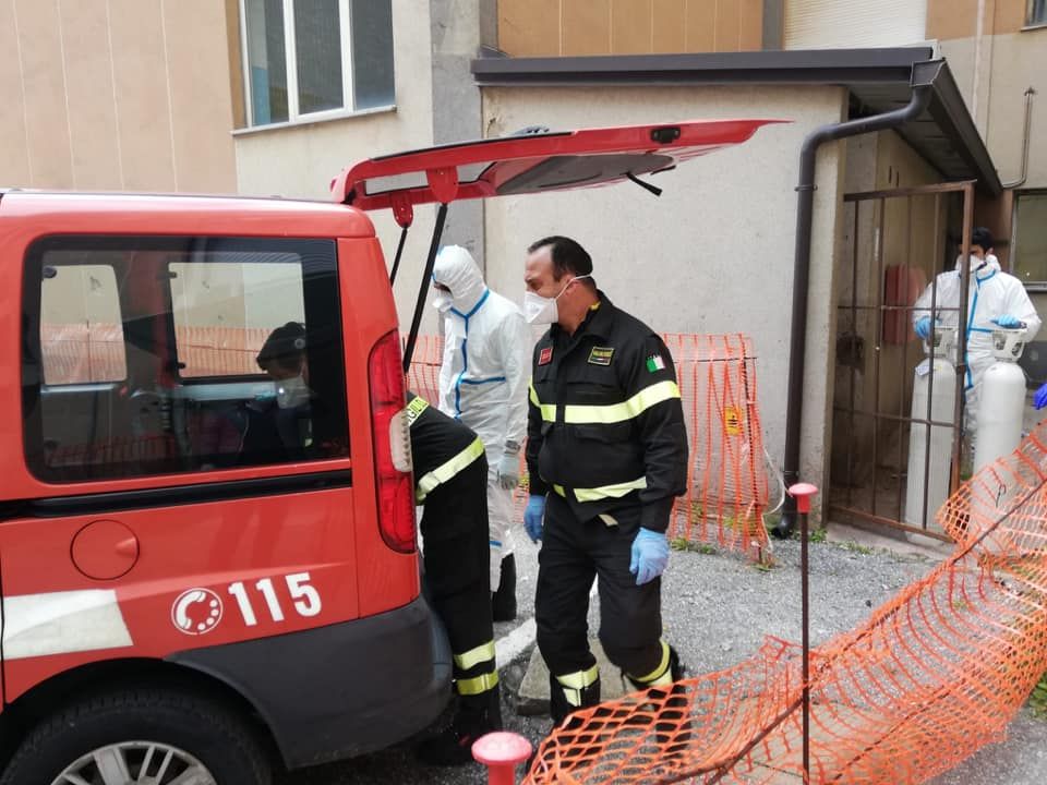 Nel "focolaio" di Chiaravalle. Tra paura, dolore, tensione e operatività