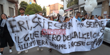 Cosenza chiede verità per Momo. La madre: «Credevo nella giustizia» – FOTO E VIDEO