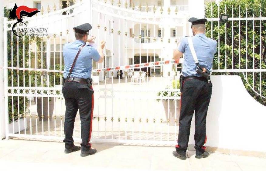 Centro di accoglienza dei migranti abusivo a Melito, sequestrato albergo e beni immobili