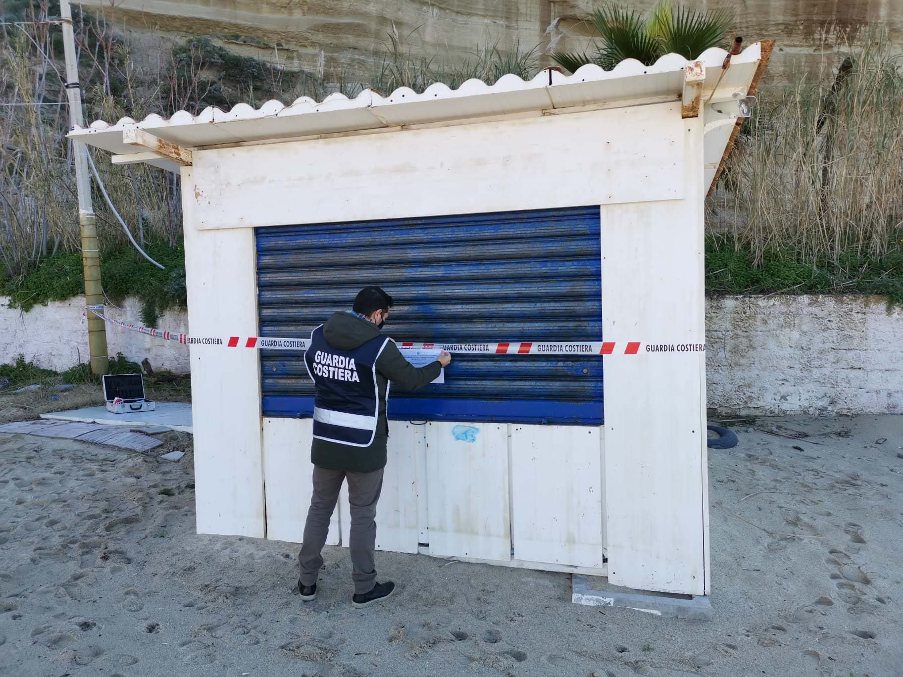 Costa degli Dei, la guardia costiera sequestra un manufatto abusivo