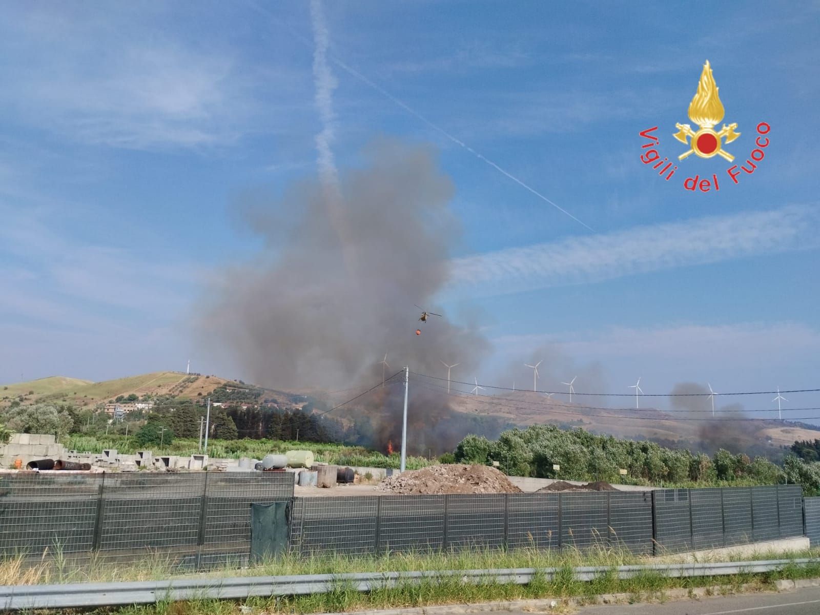 Incendio a Catanzaro, fiamme in prossimità di aziende agricole – VIDEO