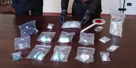 Beccato nel centro storico di Cosenza con coca e marijuana: 30enne in manette