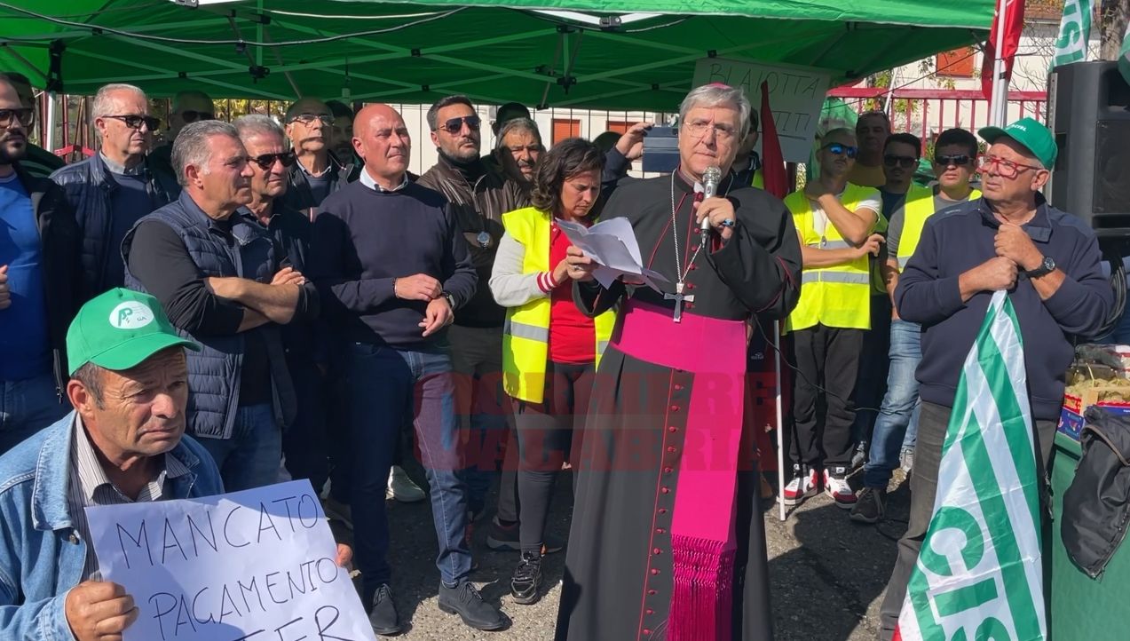 Sei mensilità arretrate, in piazza con i lavoratori del Consorzio di Bonifica di Trebisacce anche il vescovo di Cassano