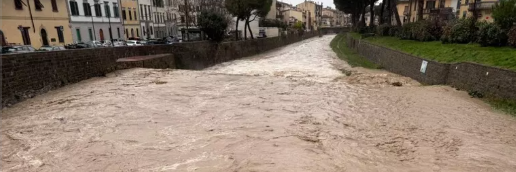 Maltempo: crolla un muro in Liguria, allagamenti a Firenze