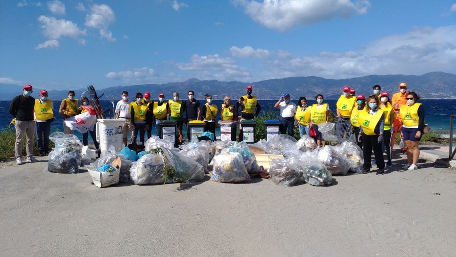 “Puliamo il mondo”, a Reggio i volontari ripuliscono l’area della ex Capannina