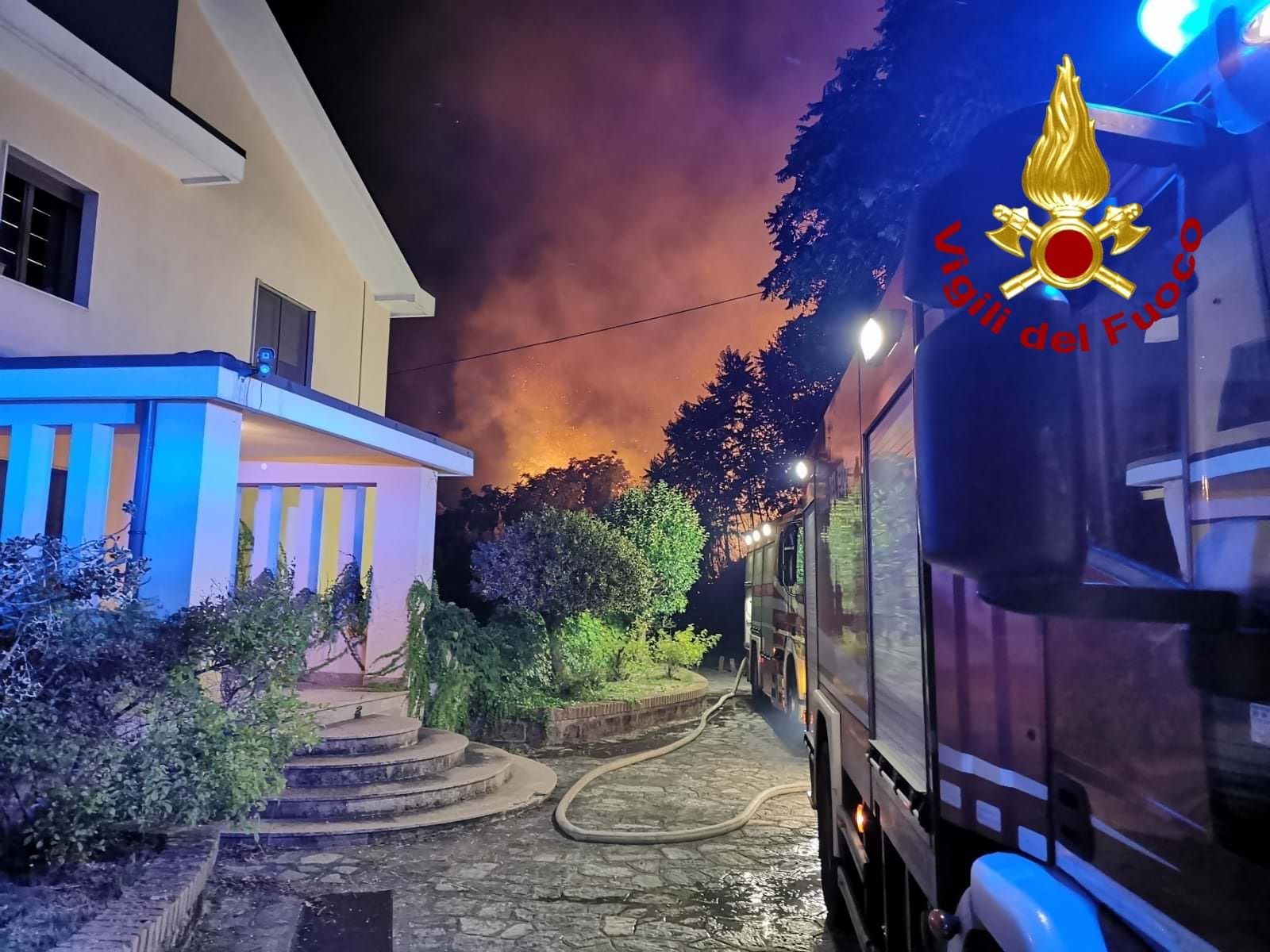 Incendio nella notte nel Catanzarese, in fiamme circa nove ettari di macchia mediterranea