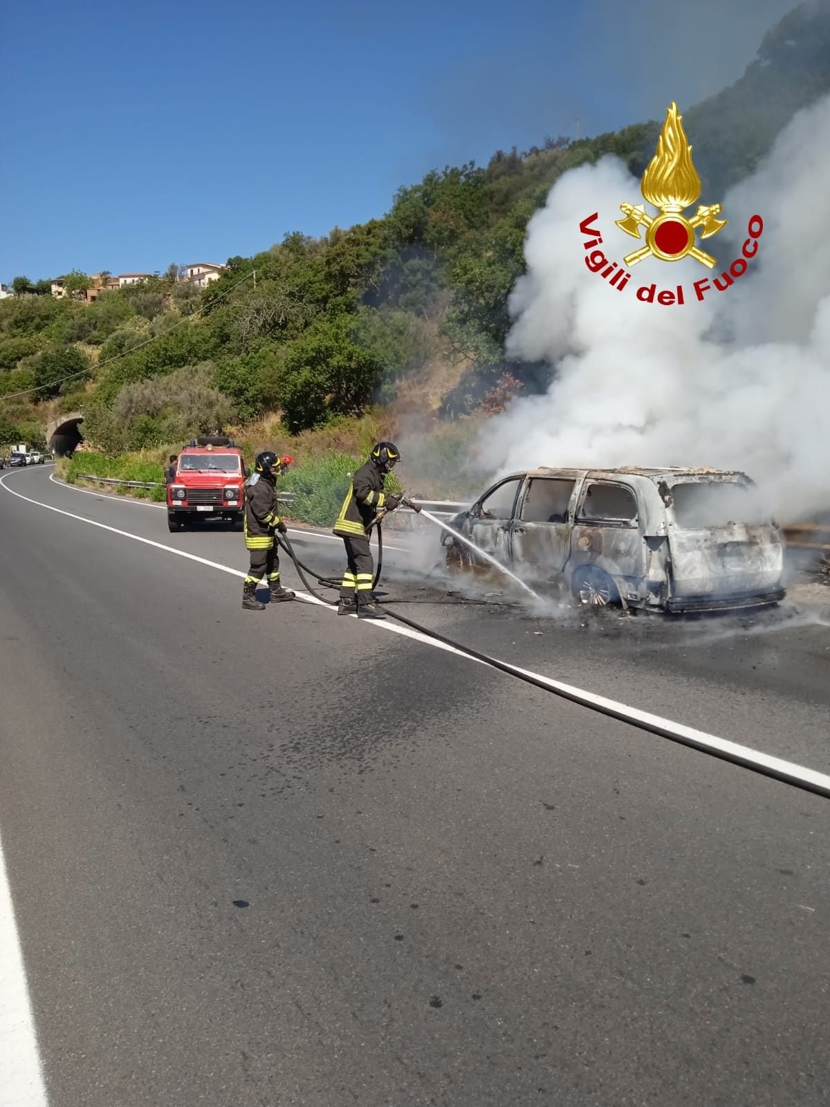 Auto in fiamme nel Cosentino, in salvo conducente e passeggero