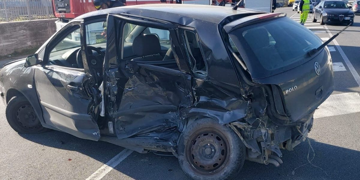 Crotone, incidente sulla Ss106: ferite due persone – VIDEO