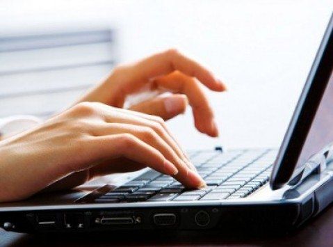 Lo fanno spogliare in chat e poi lo ricattano, denunciati