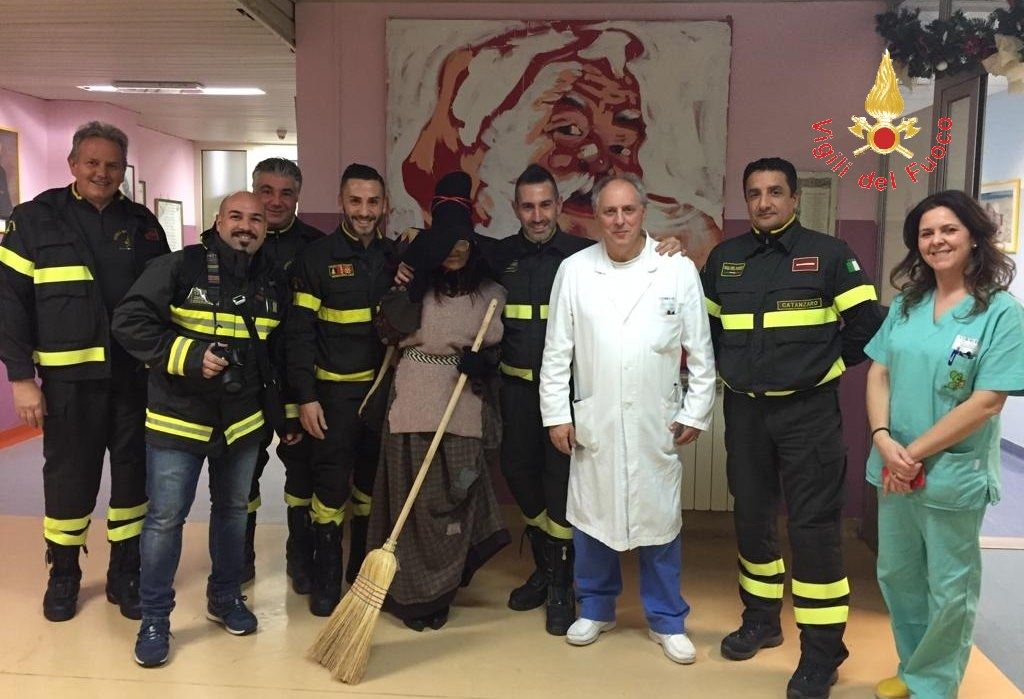 Lamezia, la Befana dei Vigili del Fuoco in visita all’ospedale