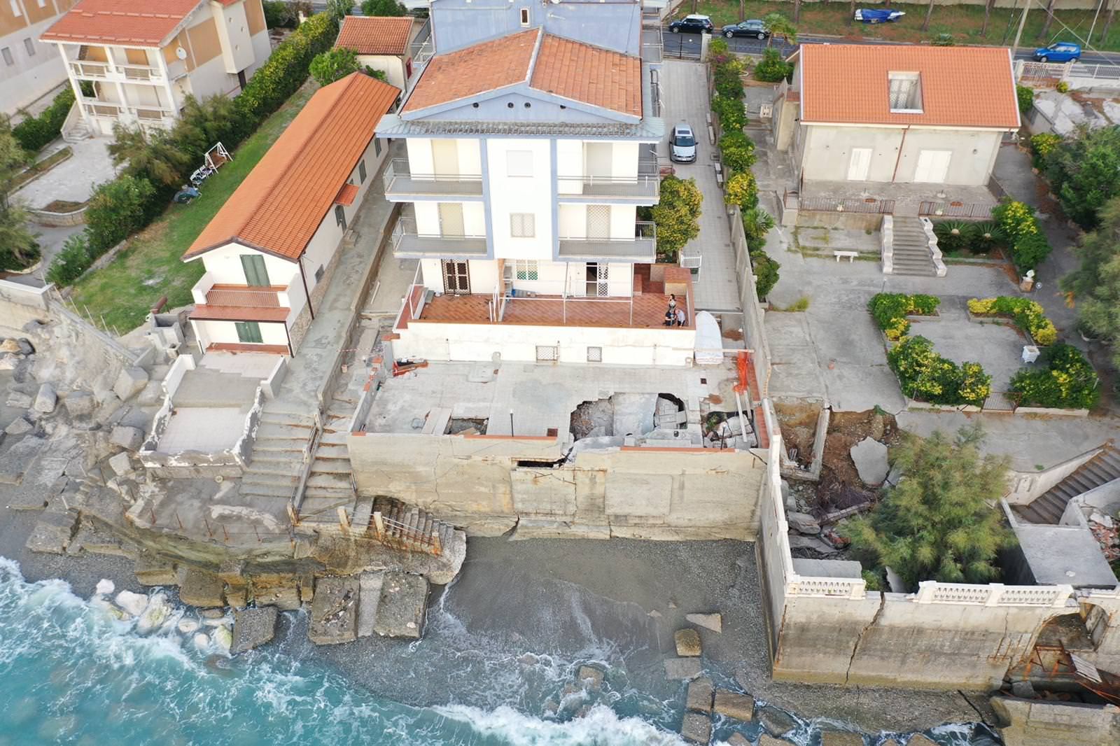 Fuscaldo, mura perimetrali lesionate e palazzi a rischio dopo le mareggiate – FOTO