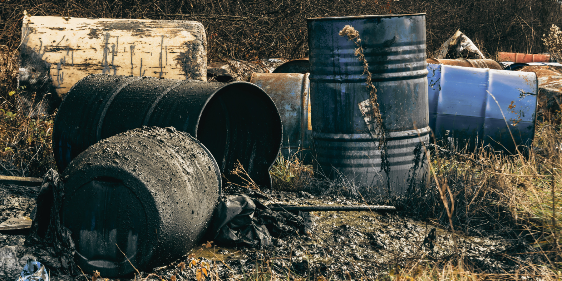 Dai traffici degli anni ’80-’90 agli sversamenti che inquinano i corsi d’acqua calabresi: è un mare di rifiuti