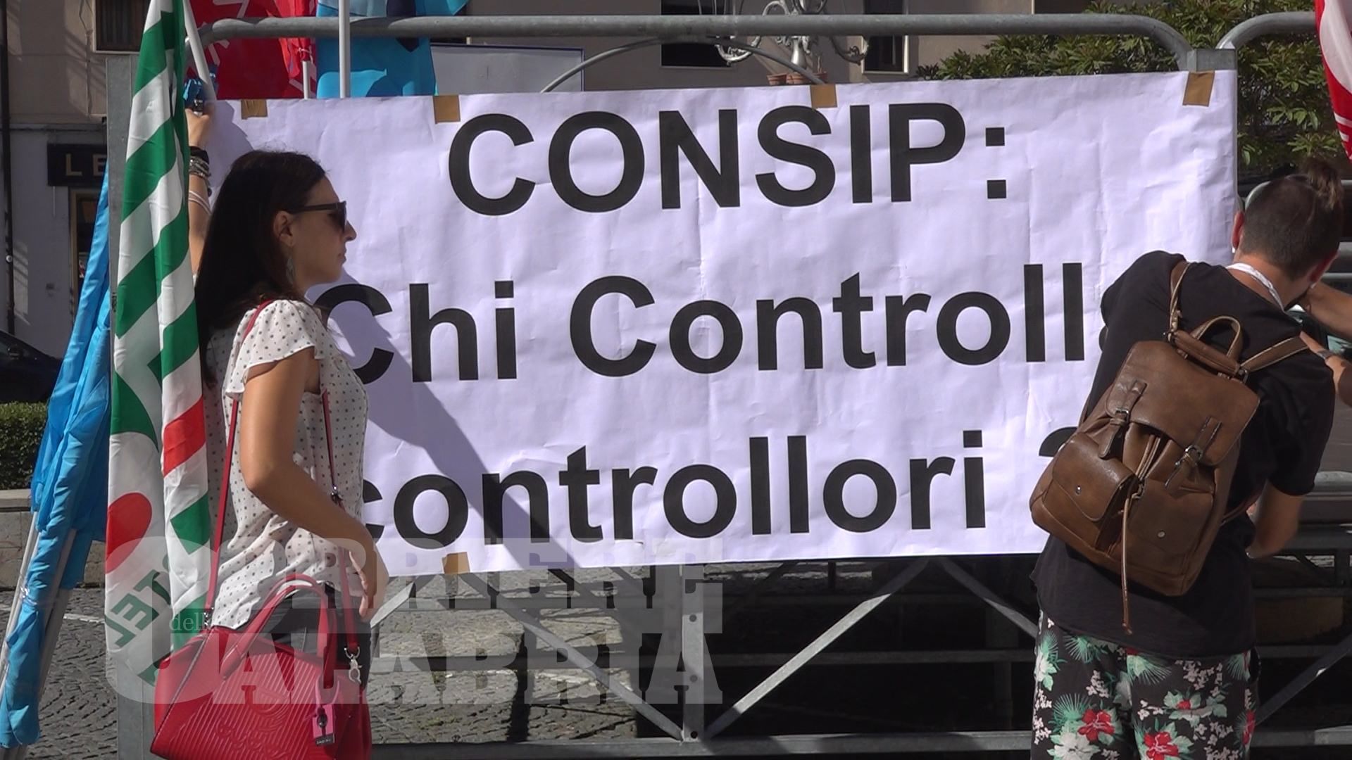 Appalti, ribassi e subentri. La crisi nera dei call center in Calabria che grava sui lavoratori