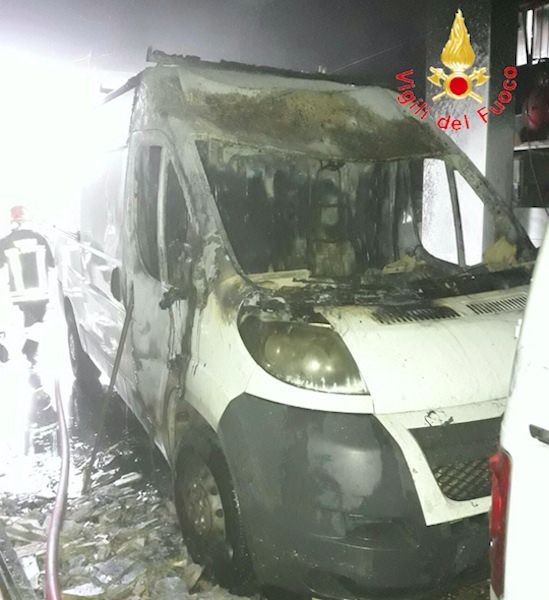 Lamezia, fiamme all'interno di un magazzino