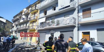 Esplosione per una fuga di gas in una palazzina di San Giovanni in Fiore: due feriti gravi – VIDEO