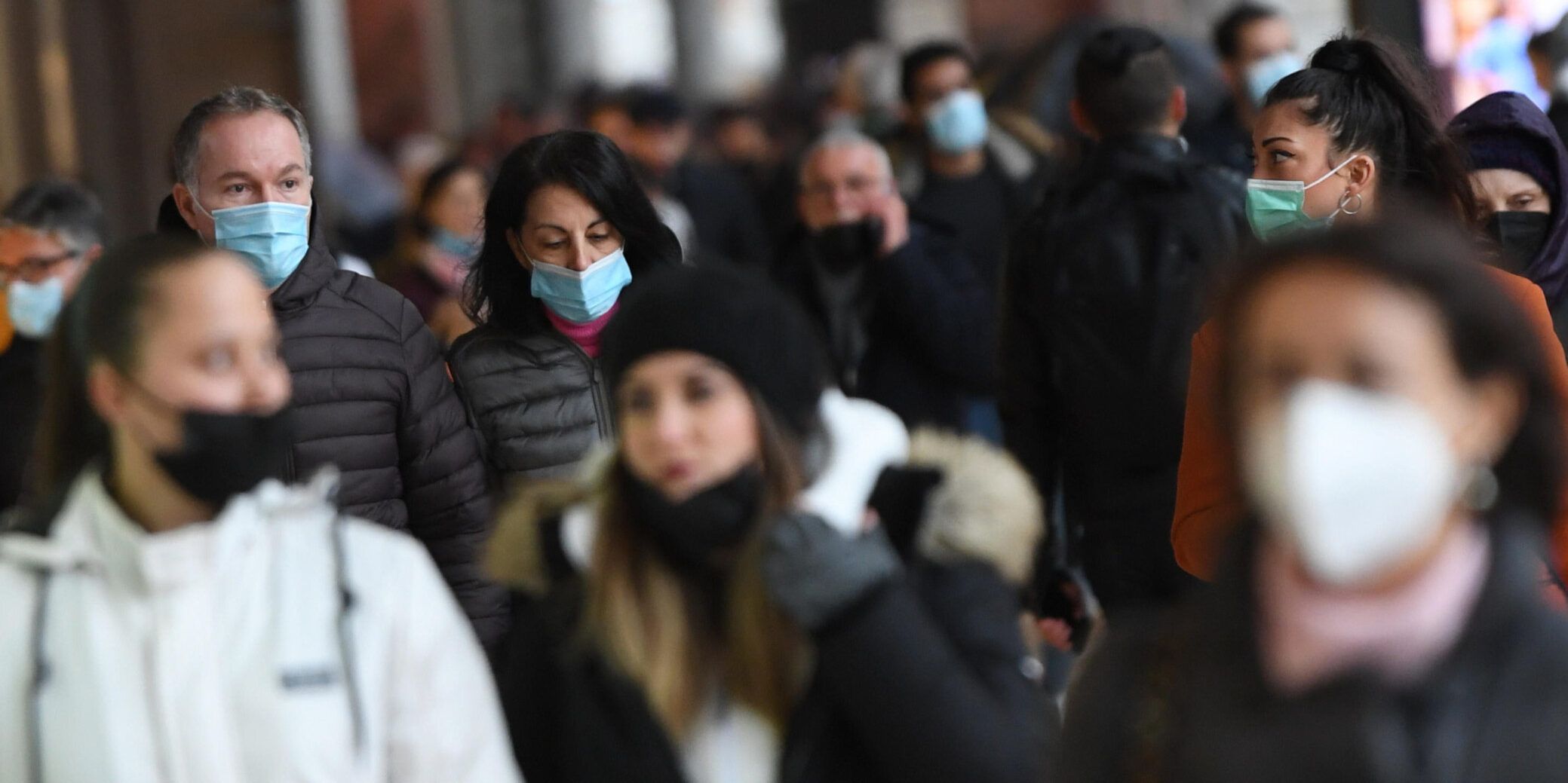 Covid, giù Rt e incidenza. Speranza: «È una fase nuova»