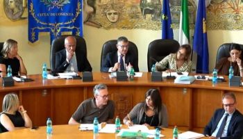 Cosenza, il Consiglio comunale blinda la maggioranza: approvato con 20 voti l’assestamento di bilancio