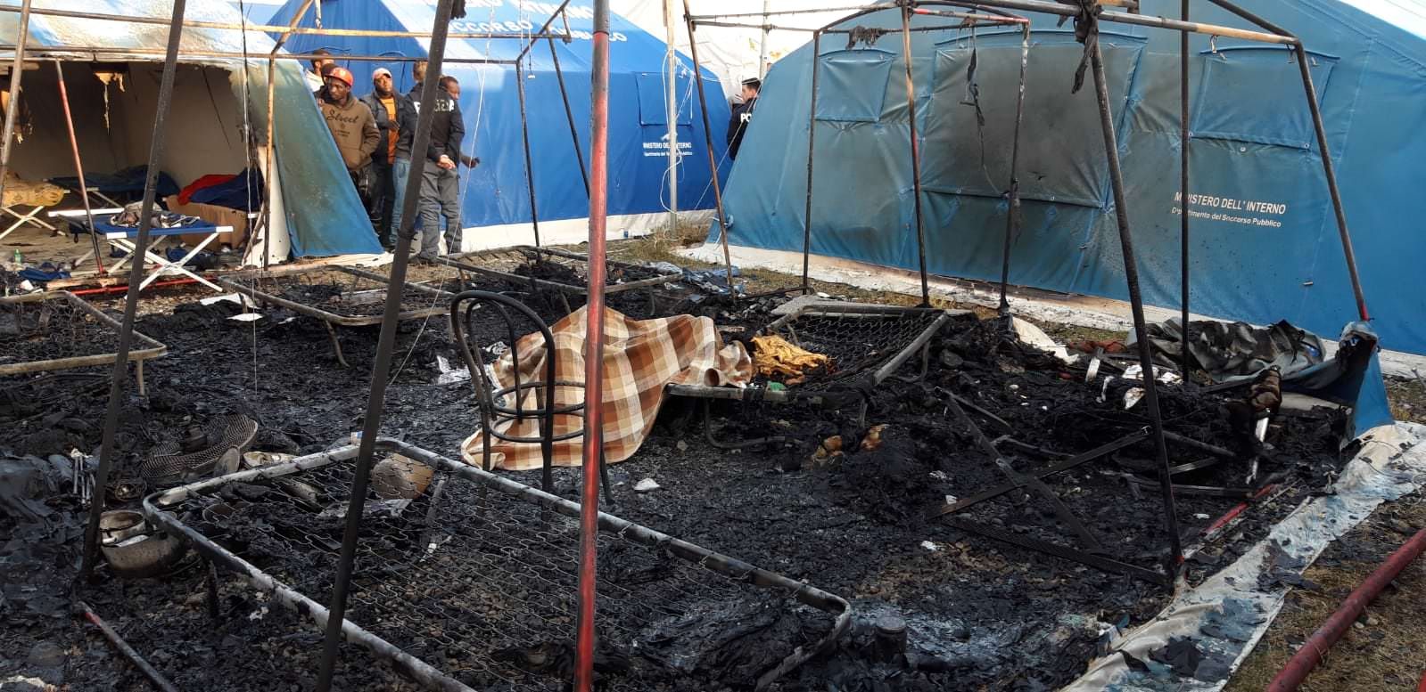 Scoppia un incendio, un altro morto nella (nuova) tendopoli