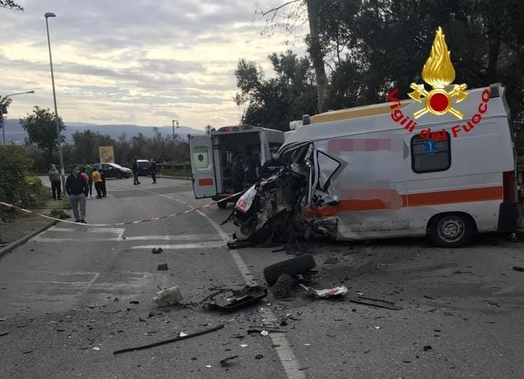 Carambola fra un'ambulanza e Fiorino, tre feriti a Lamezia Terme