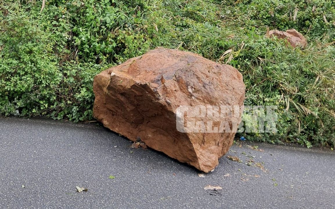 A Vibo è emergenza viabilità: un masso cade sulla strada tra Maierato e Pizzo