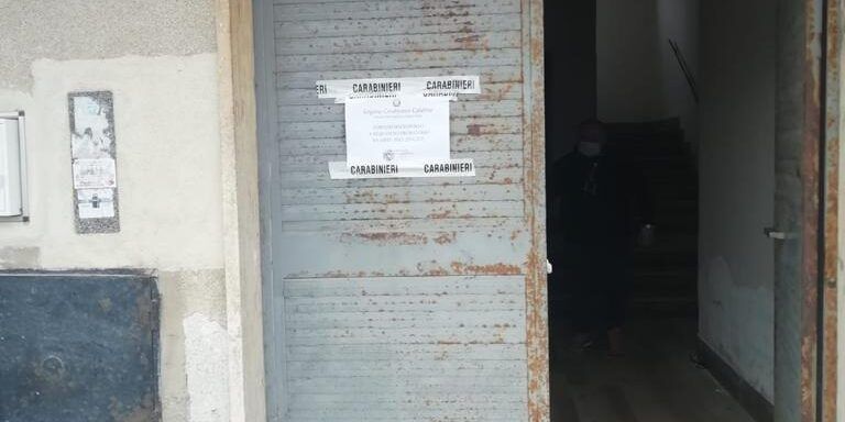Corigliano Rossano, sequestrato un palazzo pericolante che ospitava migranti: denunciati i due proprietari