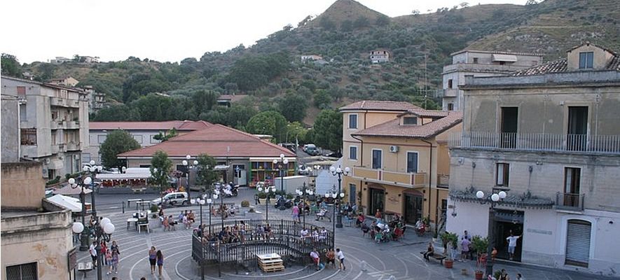 Cadavere trovato a Gioiosa Jonica, eseguita l’autopsia. L’ipotesi di una morte violenta