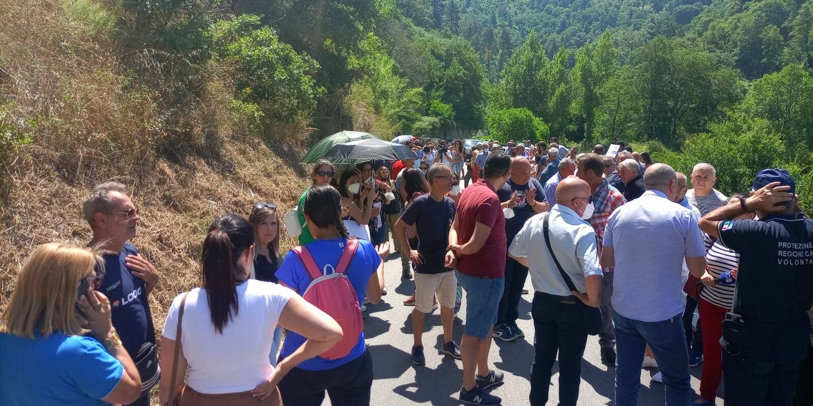 Sanità e mobilità, diritti negati: manifestazione di protesta a Parenti – FOTO
