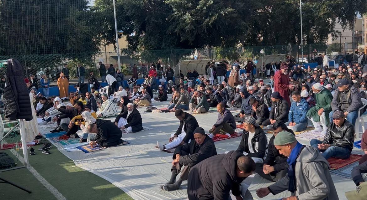 A Reggio Calabria un campo sportivo diventa moschea per l’Eid al-Fitr: oltre 1.500 musulmani si riuniscono per celebrare la fine del Ramadan