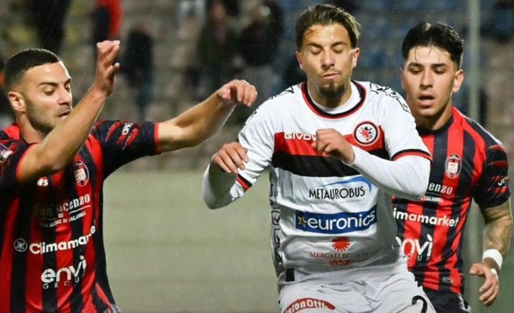 Il Crotone ritrova il sorriso: allo “Scida” vittoria in rimonta contro il Foggia