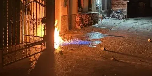 Bottiglie incendiarie contro la casa di un cronista