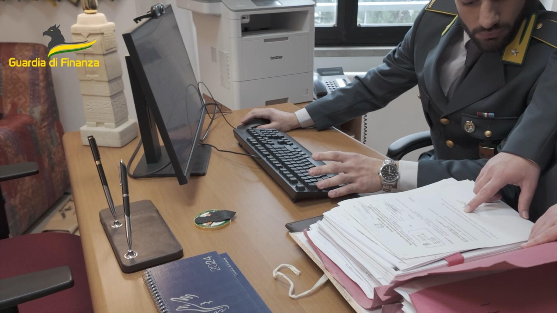 Cosenza, dirigente Asp denunciato per truffa e falso ideologico. Sequestri per 100mila euro – VIDEO