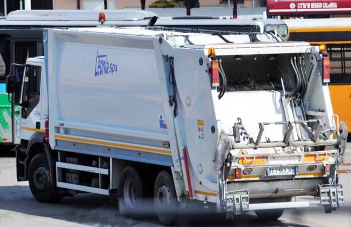 LA SANTA | I posti di lavoro gestiti dagli "invisibili"