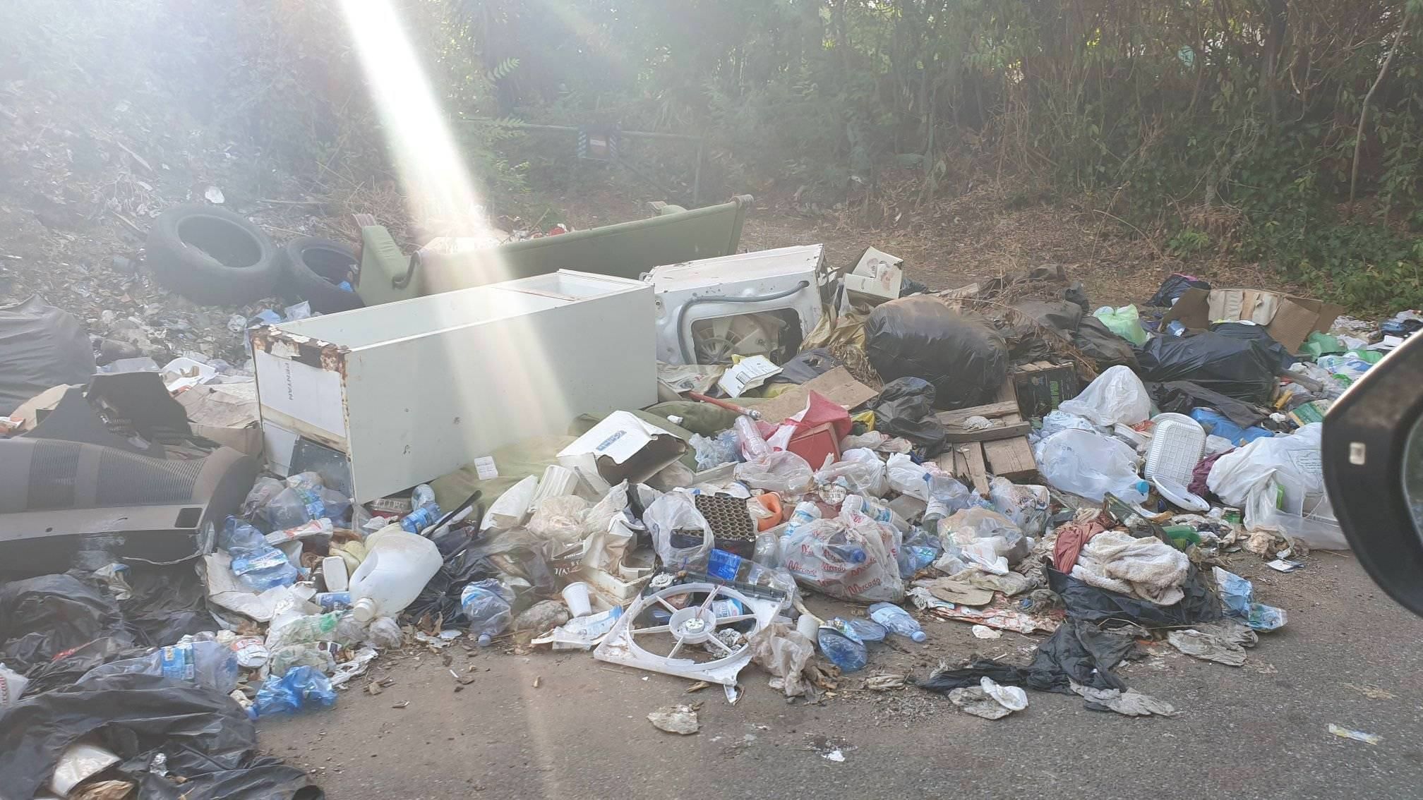 «Costretti a zig-zagare tra i rifiuti. Lametini, denunciate»