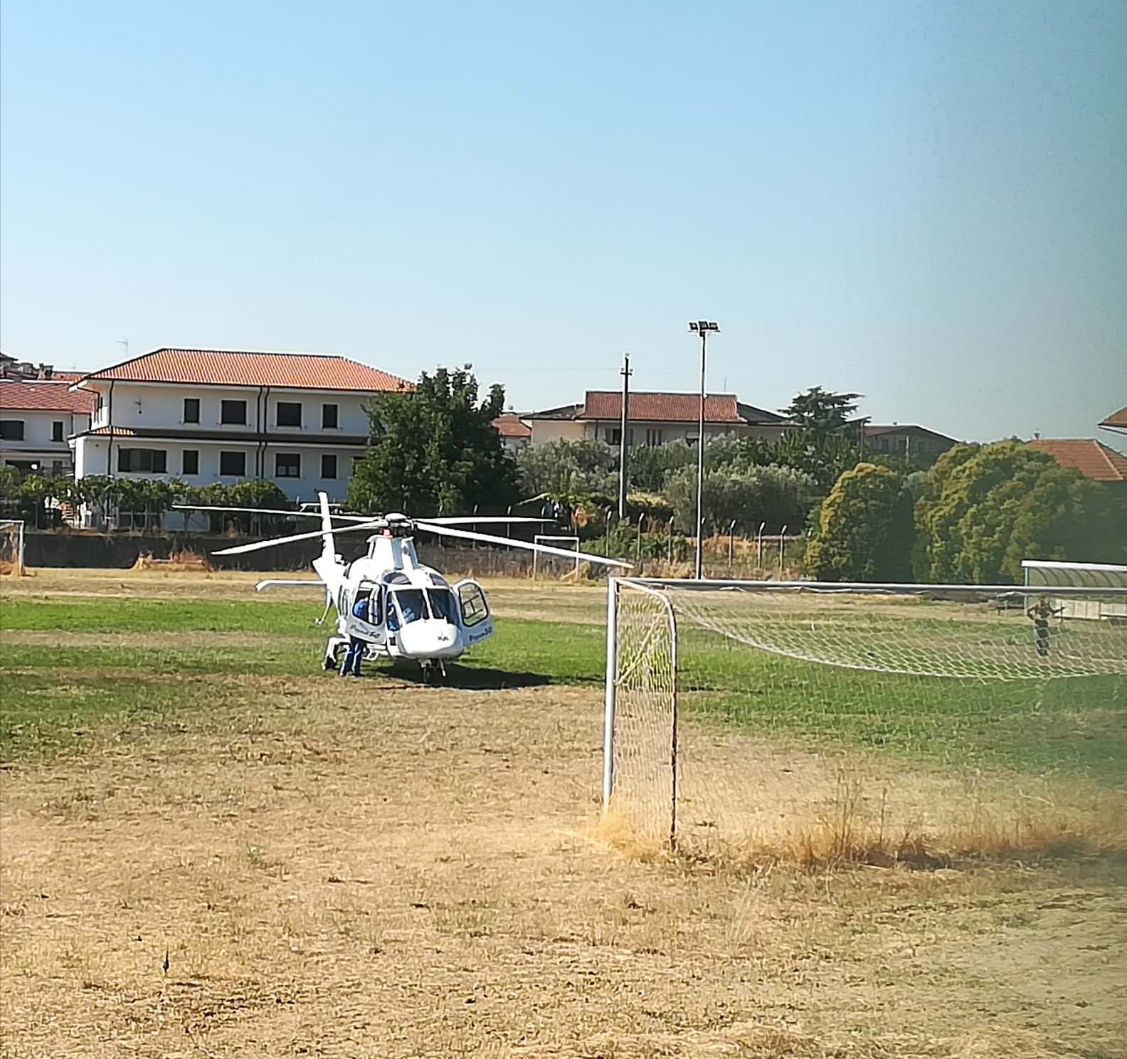 Piane Crati, cade da impalcatura mentre lavora a casa: grave 70enne – VIDEO