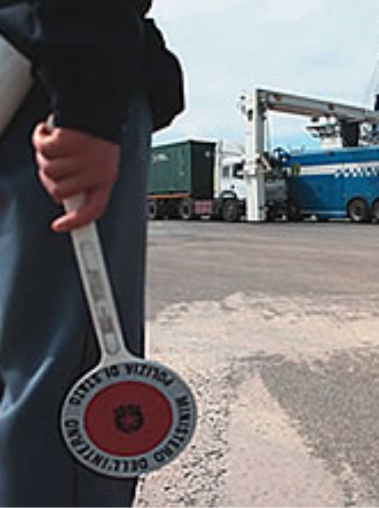 Tenta il suicidio perché non lavora, salvato dalla polizia