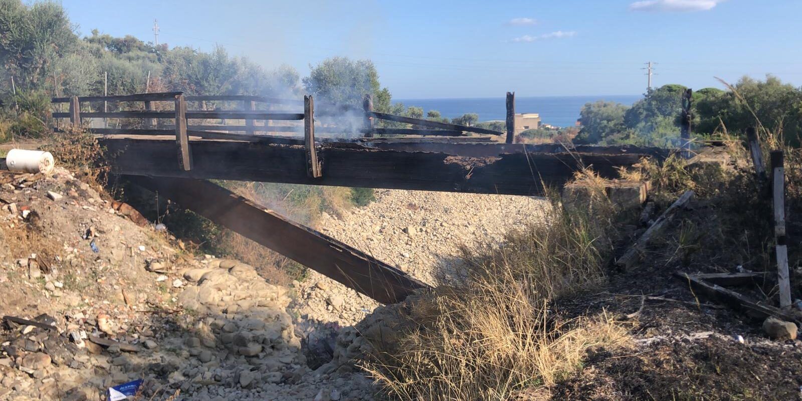 Cariati, a fuoco il pontile che conduce alla Tomba Brettia